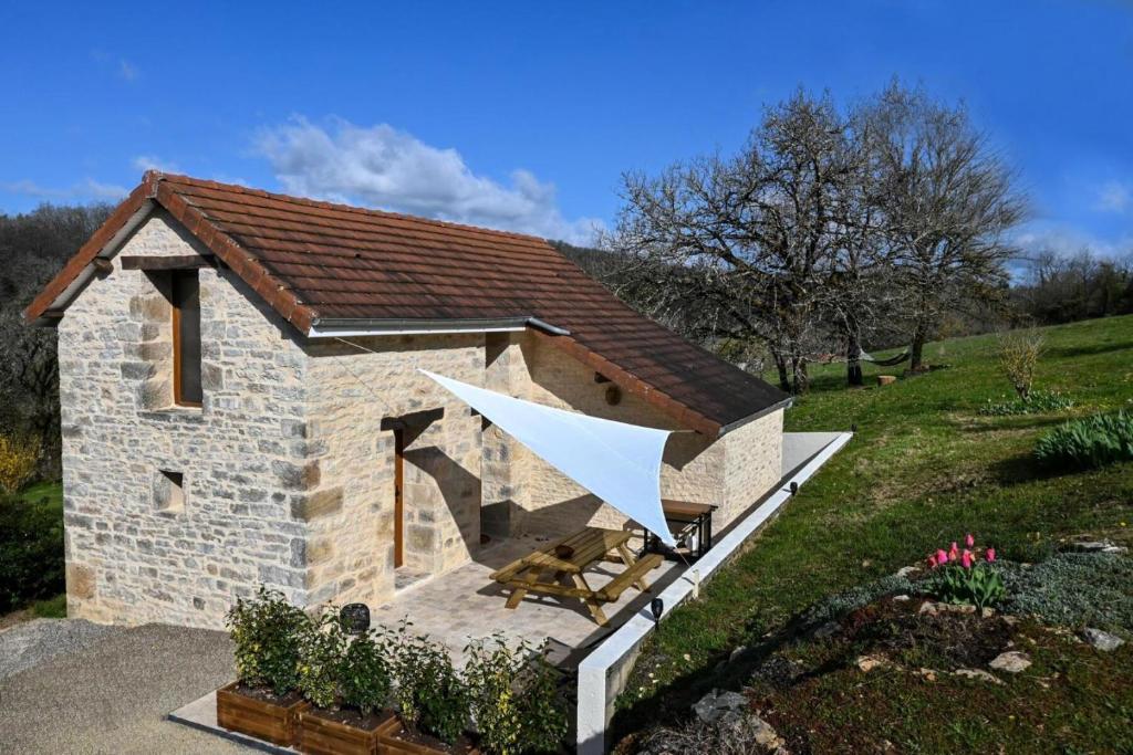 沙斯托Gîte de France L'écrin de lacoste 3 épis - Gîte de France 4 personnes 511的白色屋顶的小石头建筑