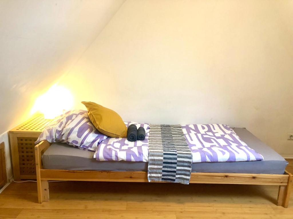 布伦瑞克Penthouse的一张带紫色和白色床单及黄色枕头的床