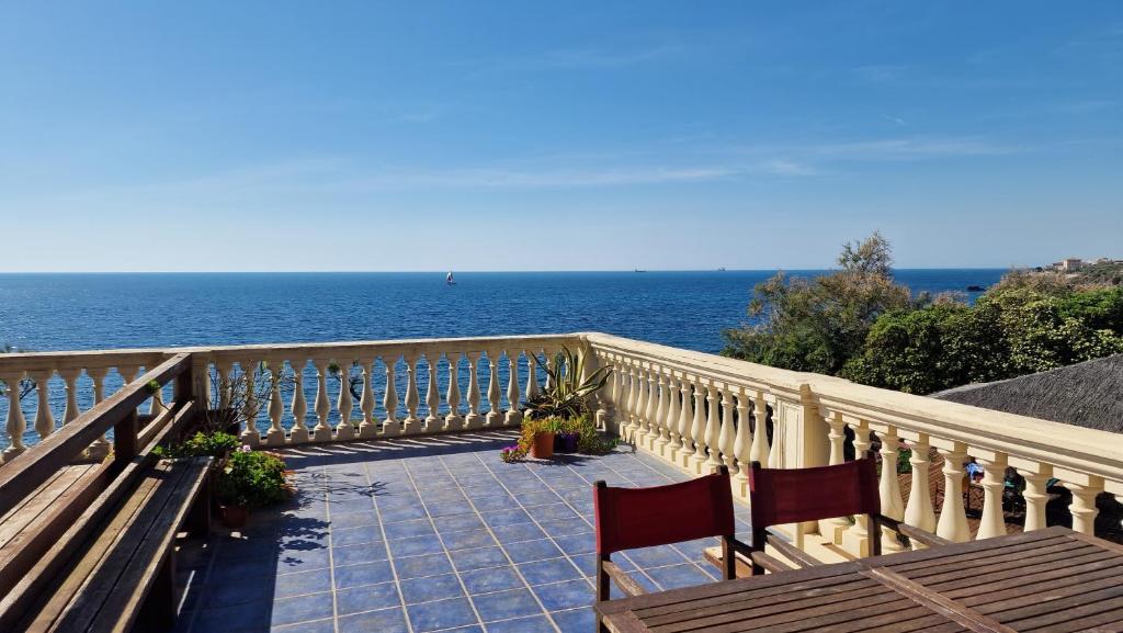 利沃诺Cala Dei Mori的阳台配有两把椅子,享有海景。