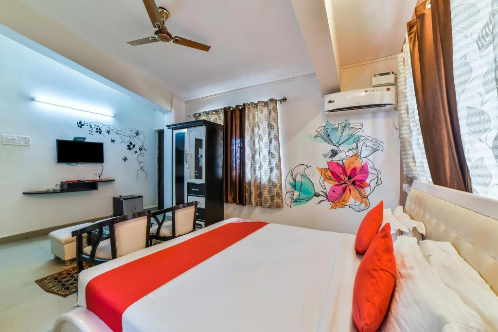 瓦斯科达伽马Dewa Goa Hotel Near Dabolim Airport的一间卧室配有一张床,并在一间客房内配有电视。