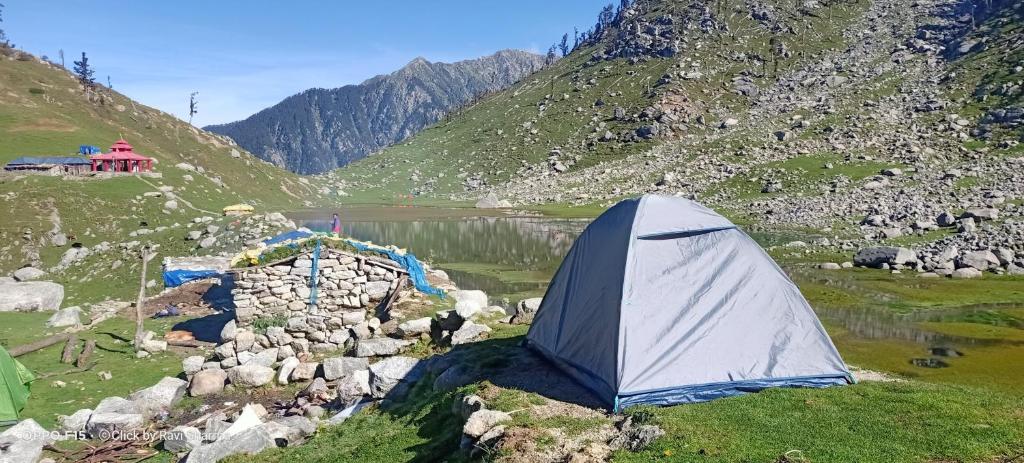 达兰萨拉Hills View Cafe & Camping的山边的帐篷,靠近湖泊