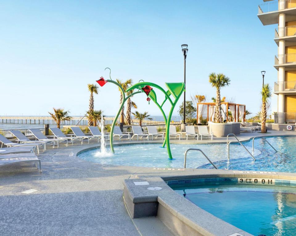 Holiday Inn Club Vacations Myrtle Beach Oceanfront内部或周边的泳池