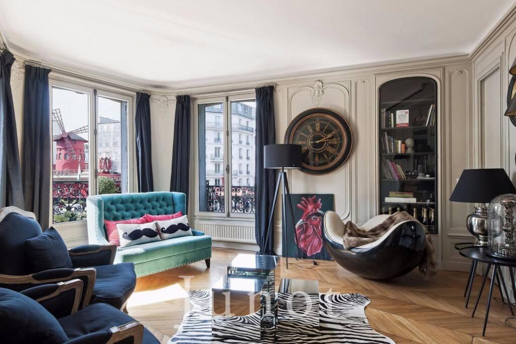 巴黎205sm luxury and design flat at Paris Montmartre的客厅配有沙发和椅子