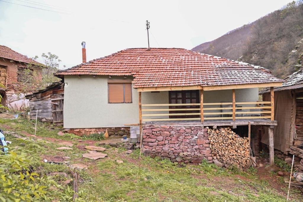 皮罗特Kuća Cvetković的前面有石墙的小房子