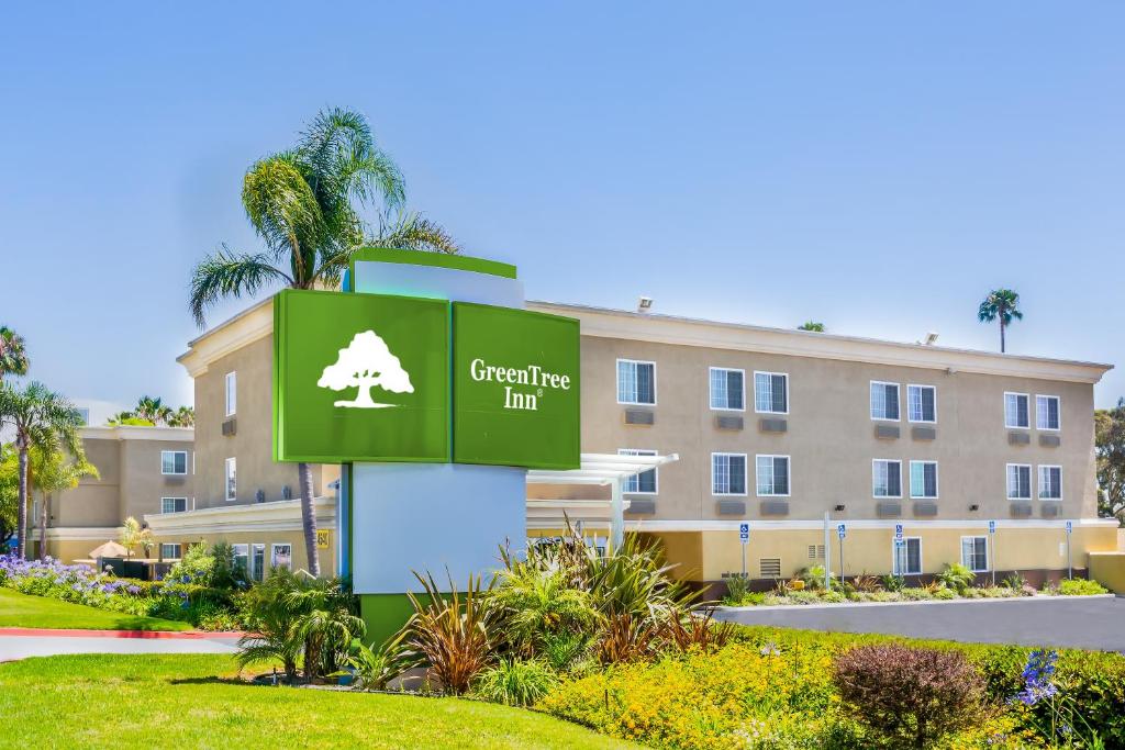 圣地亚哥GreenTree Inn San Diego Mission Bay的一座有领事馆标志的建筑