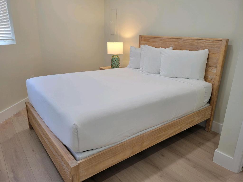 Conch KeyConch Key Fishing Lodge & Marina的一间卧室配有一张带白色床单的大床
