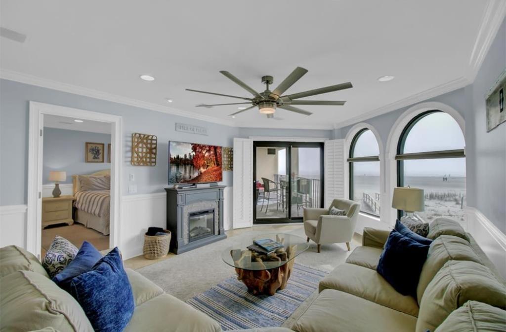 棕榈岛113 Seascape by AvantStay Amazing Ocean Views Communal Pool的带沙发和壁炉的客厅