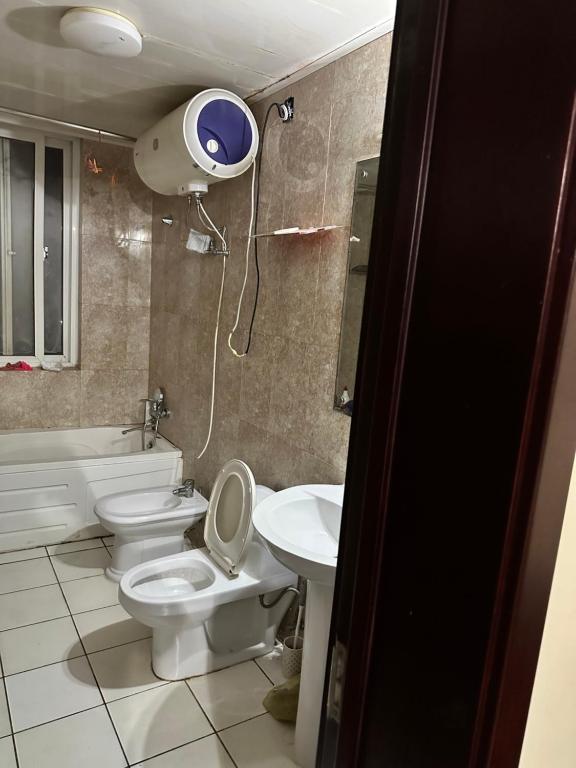 丘达德马拉波Maqueda 2. Sanjo的浴室设有2个卫生间和水槽