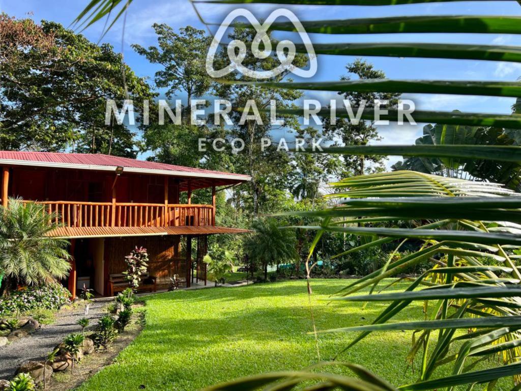 UpalaMineral River Eco Village的享有带庭院的房屋景致