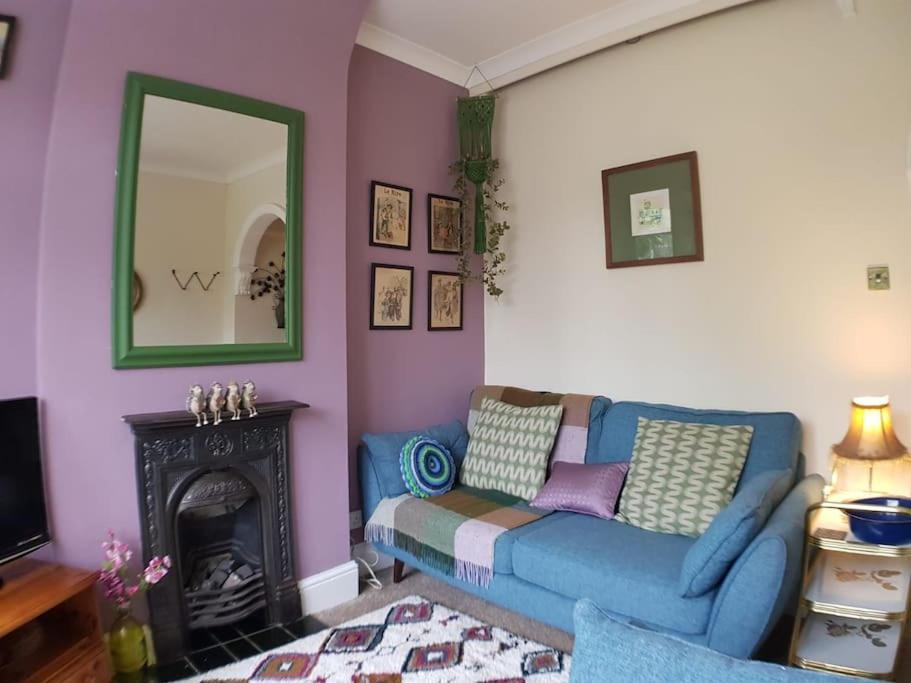 伯明翰Edwardian Terrace in Royal Sutton NEC BHX的客厅配有蓝色的沙发和镜子
