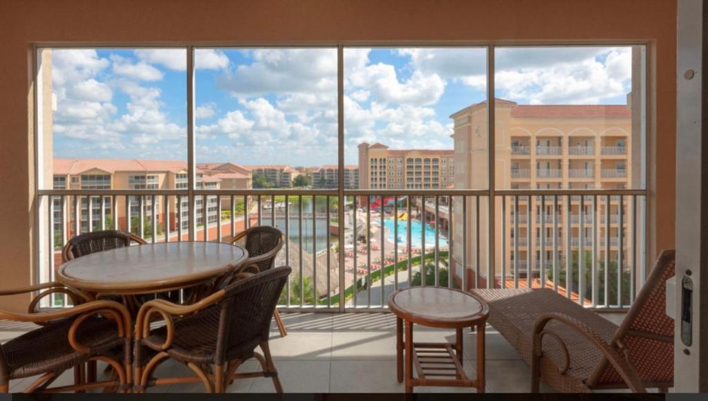 奥兰多Westgate Town Center Resorts的阳台配有桌椅和大窗户。