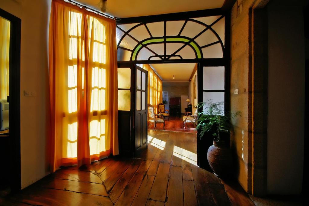 阿波夫拉德特里韦斯Casa Grande De Trives的走廊设有通往客厅的门