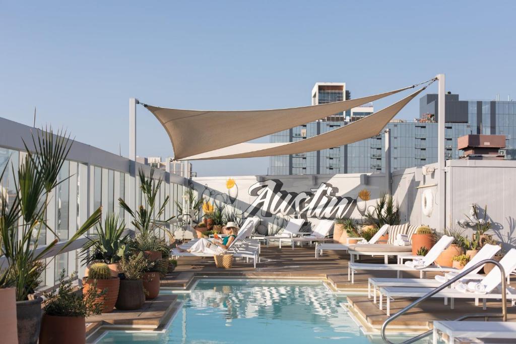 奥斯汀奥斯汀市中心欧尼酒店的一座屋顶庭院,在一座建筑的顶部设有一个游泳池