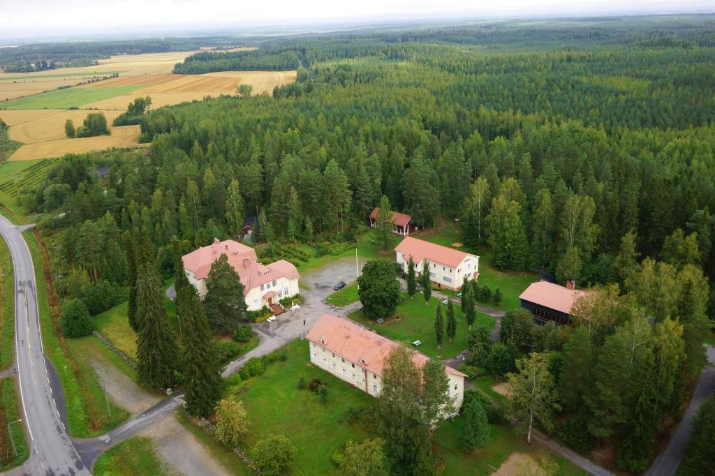 Karhunmäki万哈喀湖马基酒店的森林中间房屋的空中景观