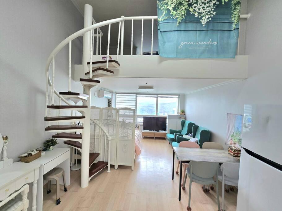 高阳市Like U Residence的客厅位于房子内,设有螺旋楼梯
