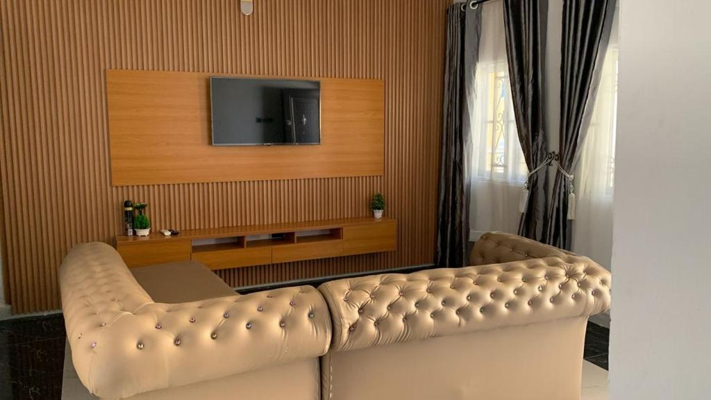 伊洛林SHORT Rental的带沙发和电视的客厅