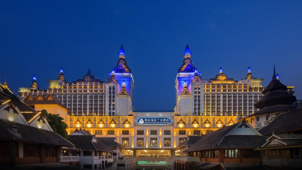 景洪市西双版纳湄公河景兰大酒店的一座大建筑,晚上有蓝色的灯光