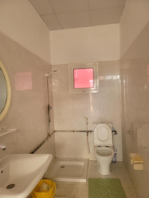 吉布提Appt-Weber的浴室配有卫生间、浴缸和水槽。