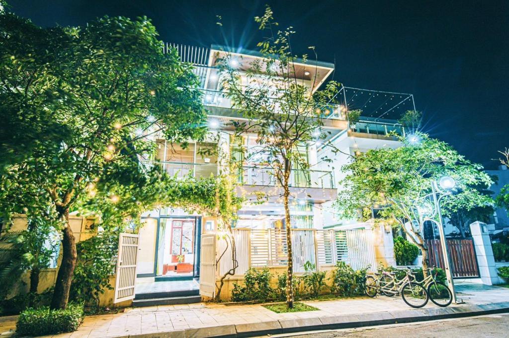 岑山Villa FLC Sầm Sơn - Sao Biển 101的前面有一辆自行车停放的建筑