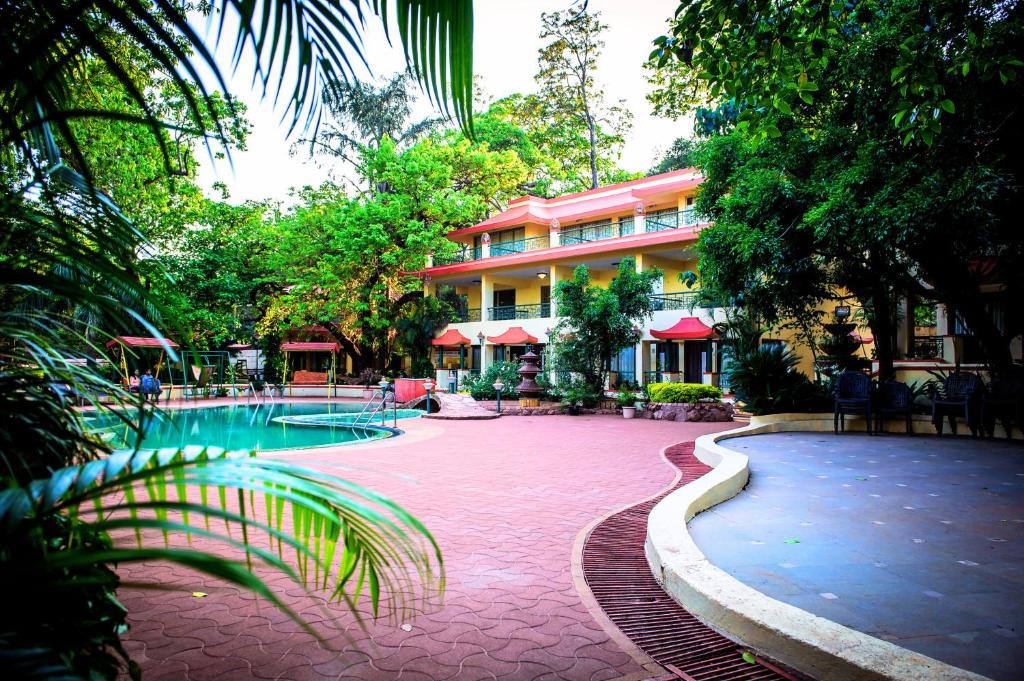 马泰兰Adamo the Resort的一座带游泳池和大楼的度假村