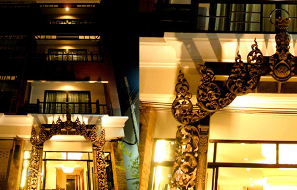 华欣尼察套房华欣酒店的建筑前方设有吊灯,享有建筑美景