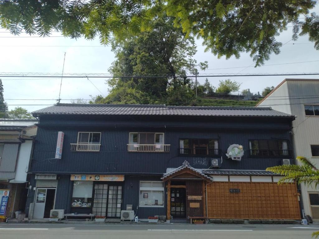 Shimanto-choEkimaehouseSamaru的街道边的蓝色建筑