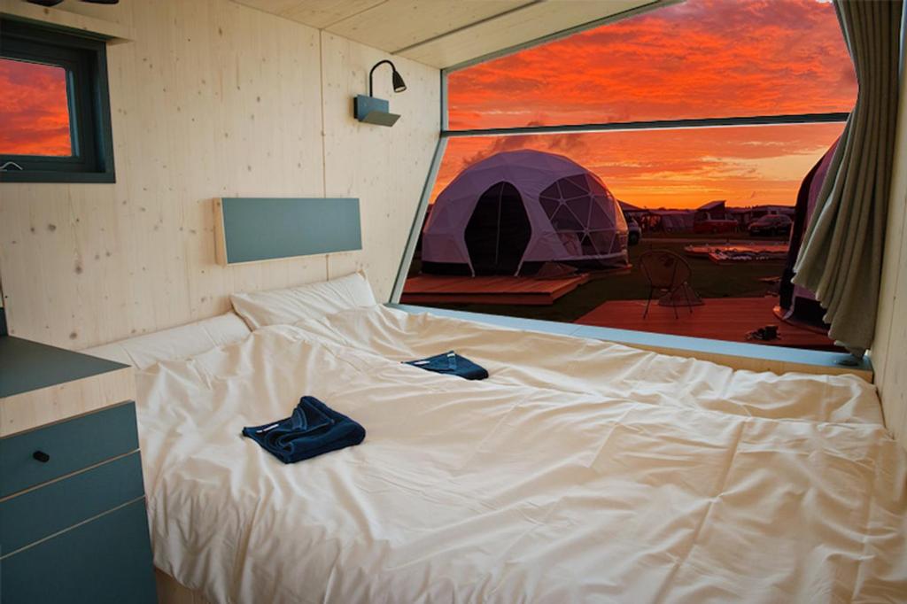 维特蒙德Lodge Camp Harlesiel direkt am Wattenmeer的一间卧室配有一张带帐篷绘画的床