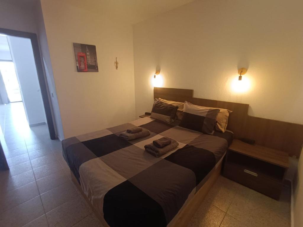 科斯塔德安提瓜Apartamento London Complex Amaya Fuerteventura的一间卧室配有一张床,上面有两条毛巾