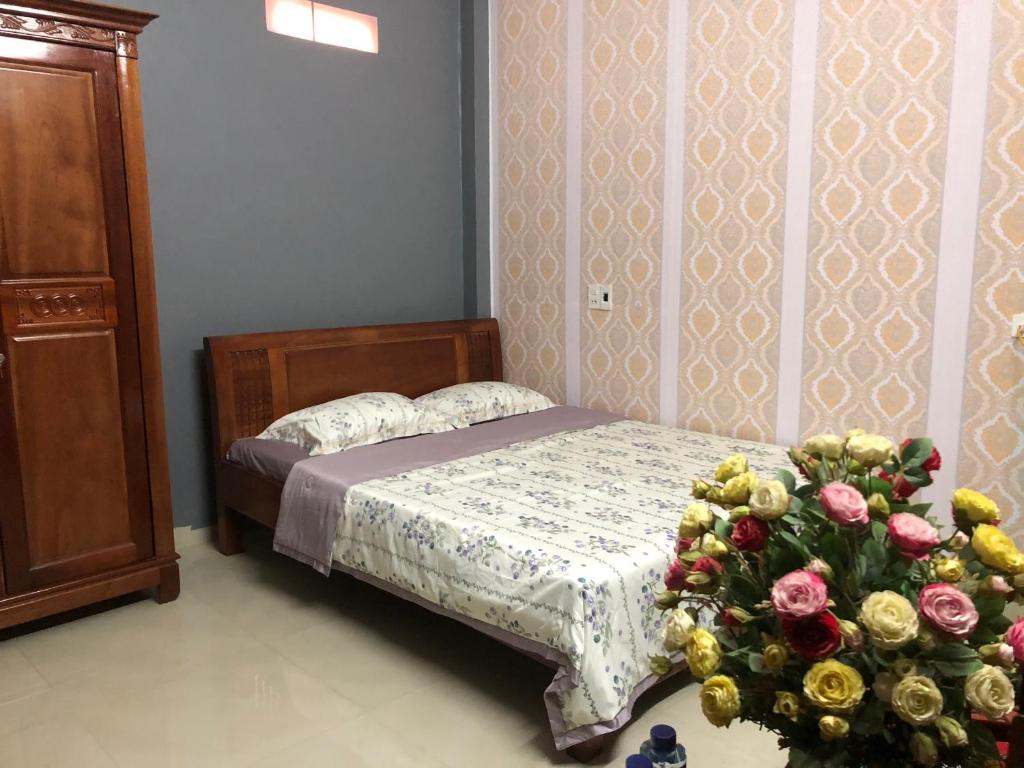 Dien Bien PhuLyLy Homestay的一间卧室配有一张床和一束玫瑰花