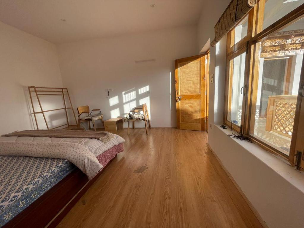 列城Rumi Cafe and Stay的一间卧室设有一张床和一个大窗户