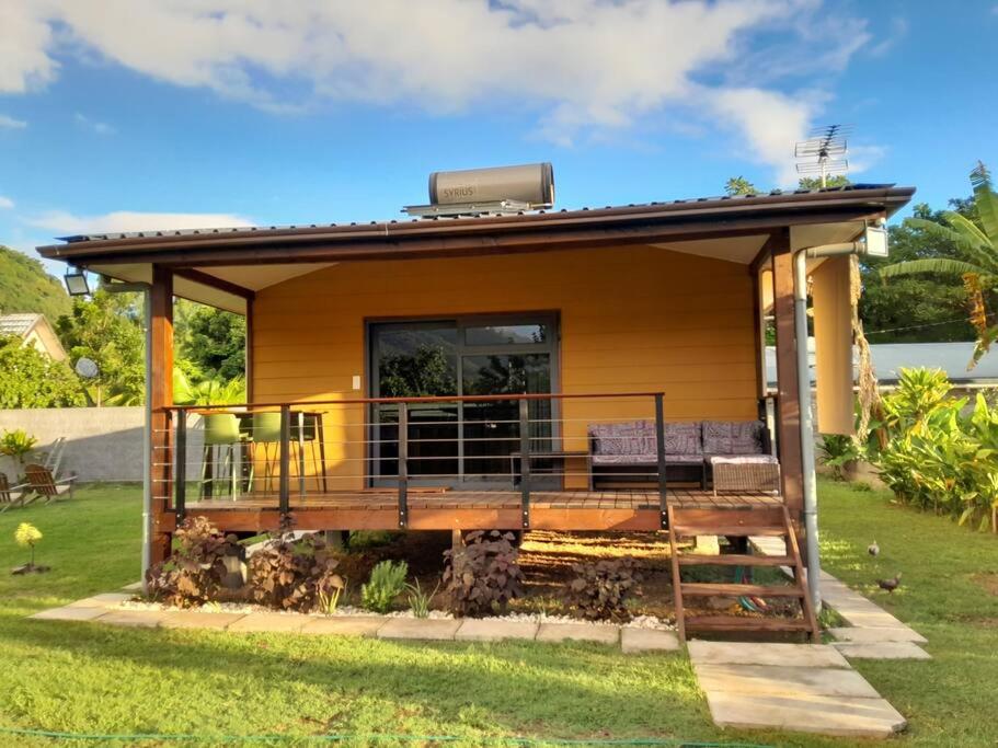 PaeaPaea Lodge的一个小房子,设有甲板和阳台