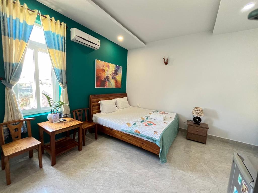 美奈美奈生态之家旅馆的一间卧室设有一张床和绿色的墙壁