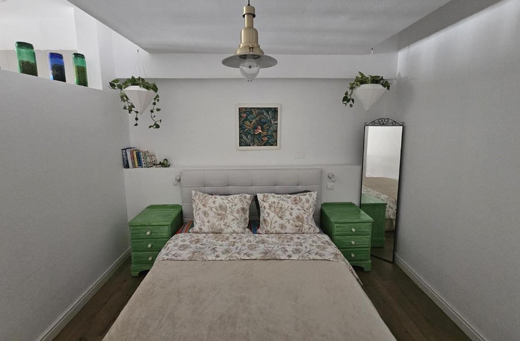 利马索尔Unique Sea & City Lifestyle Studio的一间带一张床和两个绿色橱柜的小卧室