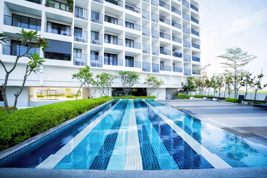 丹绒道光The Landmark Penang by Stay Premium的大楼前的游泳池