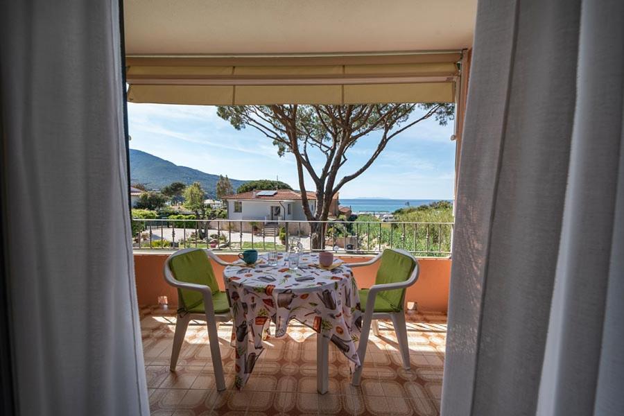 普罗基奥Villa Cecilia - Appartamenti的阳台配有桌椅,享有美景。