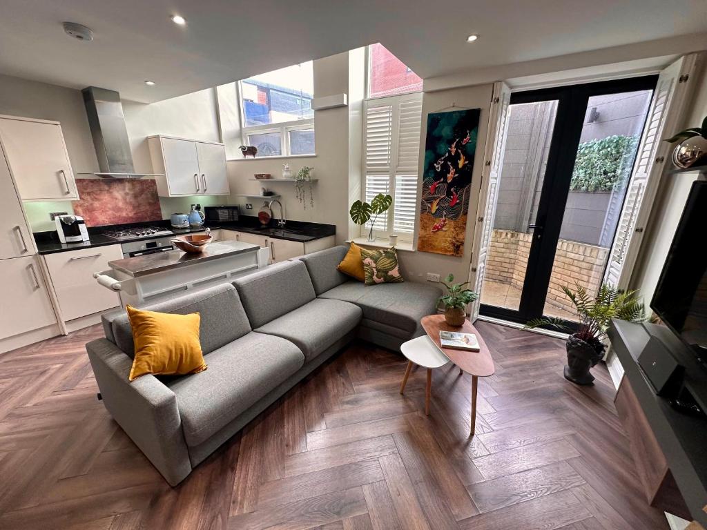 伦敦Stylish, modern appartment in Central London的带沙发的客厅和厨房