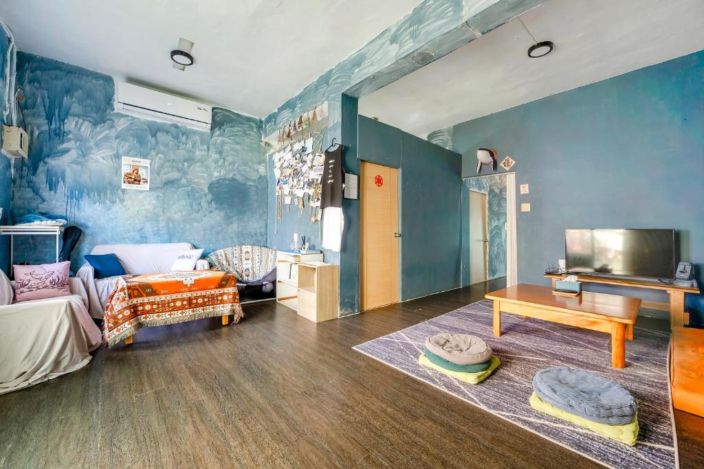 绿岛海街日記民宿 Ocean Diary Hostel的一间设有一张床和电视的房间