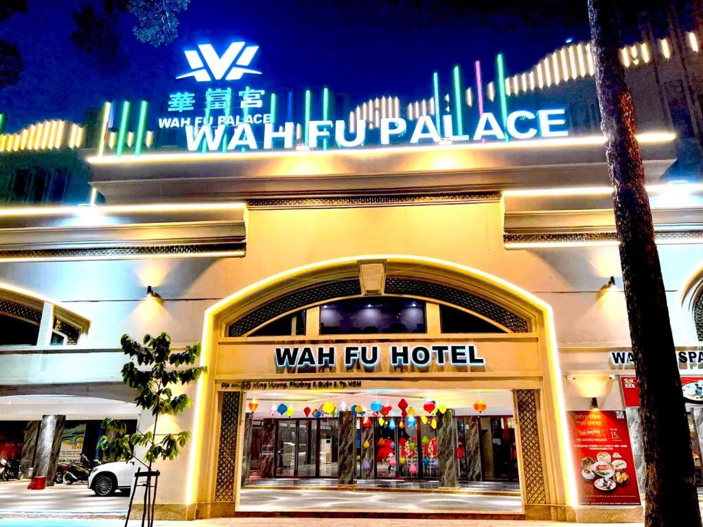 胡志明市Wah Fu Hotel的带有路标的建筑物,上面有读流感医院的标志