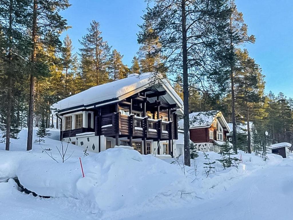 列维Holiday Home Estrella levi by Interhome的一座房子被雪覆盖着树木