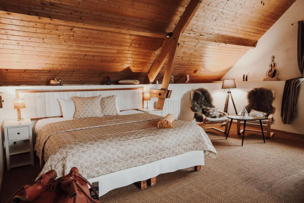 LézignanLes Perséides的一间卧室设有一张床和木制天花板