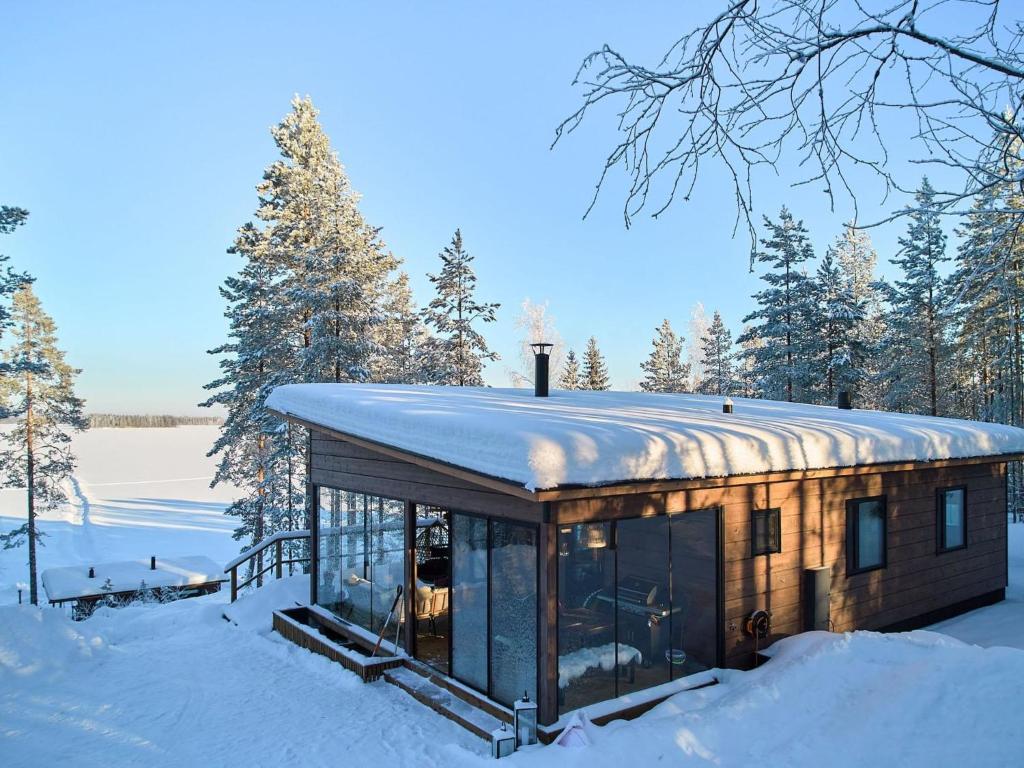 库奥皮奥Holiday Home Villa pirunpelto by Interhome的雪屋,屋顶上积雪
