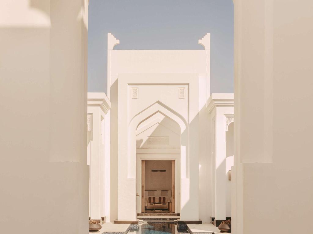 麦纳麦Raffles Al Areen Palace Bahrain的享有白色建筑入口的景色
