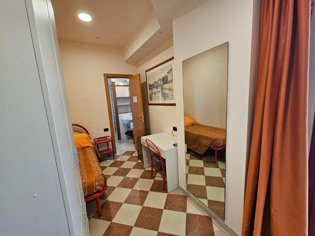 西尼加利亚菲奥瑞拉酒店的小房间,设有 ⁇ 板地板
