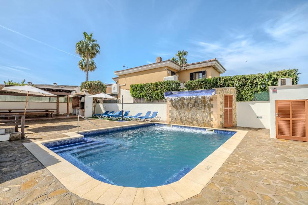穆罗海滩Villa Pons的一座房子后院的游泳池