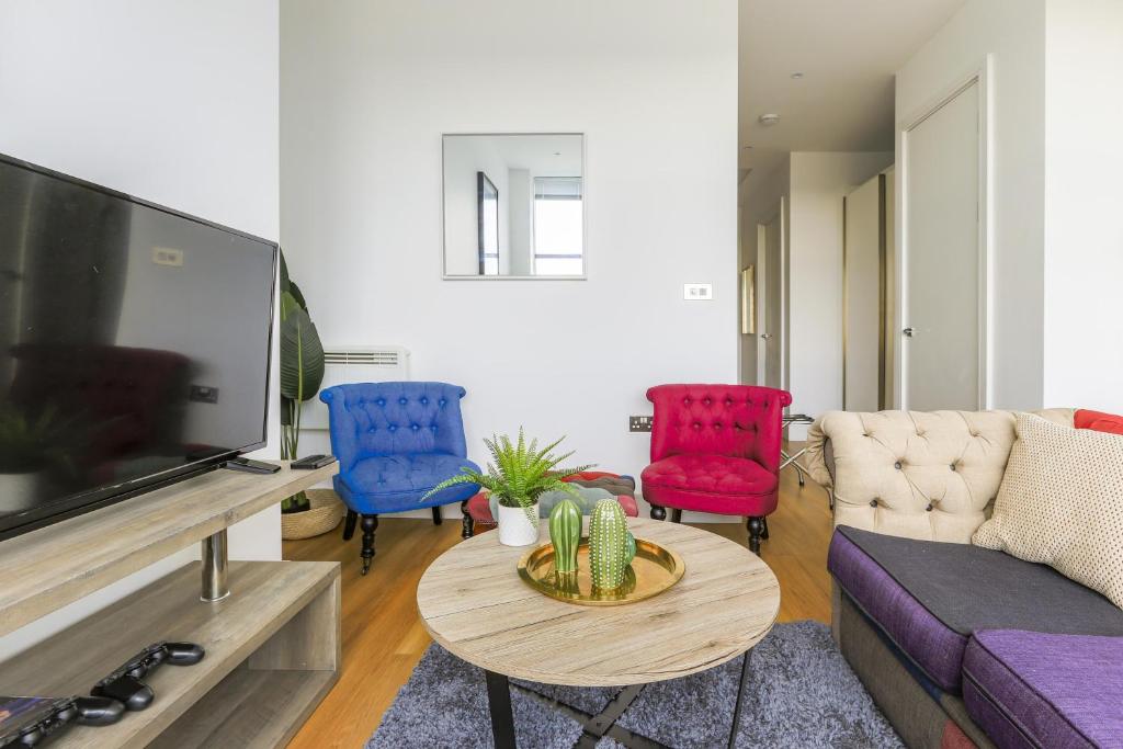 斯劳Captivating 1-Bed Apartment in Slough with Kingbed的客厅配有沙发、椅子和电视