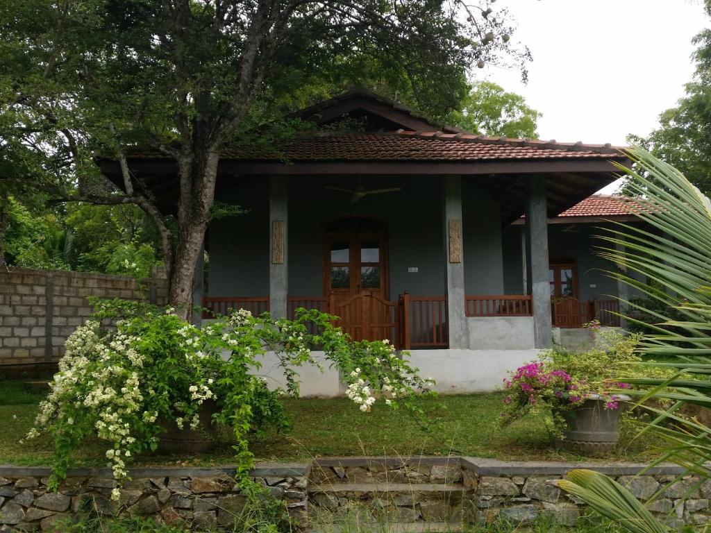坦加拉宁静小木屋的一座绿意盎然的小房子,前面有鲜花