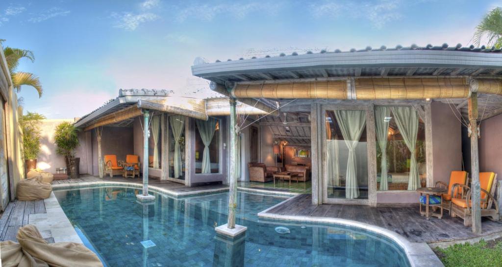塞米亚克Villa West - Charming 2 bdr villa in Oberoi - PERFECT LOCATION!的一座带游泳池和房子的度假屋