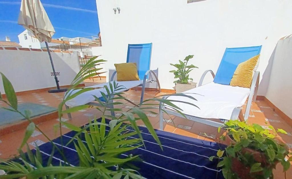 弗里希利亚纳Tipica Casa En Frigiliana con patio y terraza的一间设有床铺和一些植物的房间
