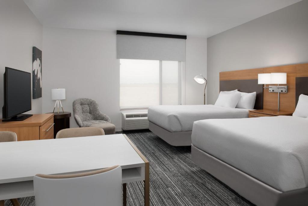 夏延夏延西南/市中心地区万豪广场套房酒店的一间酒店客房,设有两张床和电视