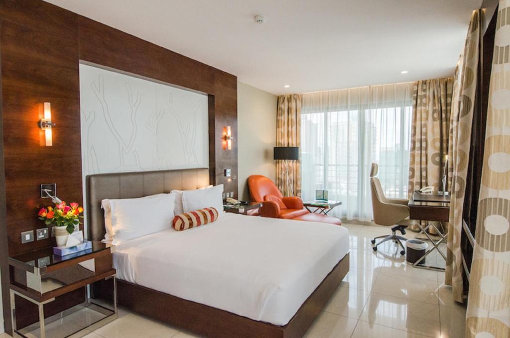 达累斯萨拉姆海港景酒店的一间带大床的卧室和一间客厅